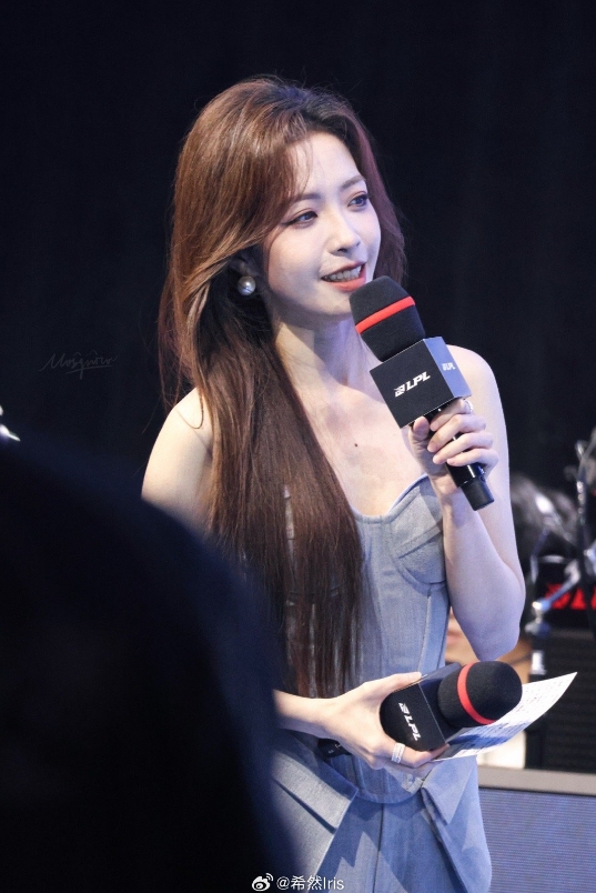 主持希然晒照：重逢是如此稳定的笑容制造所~