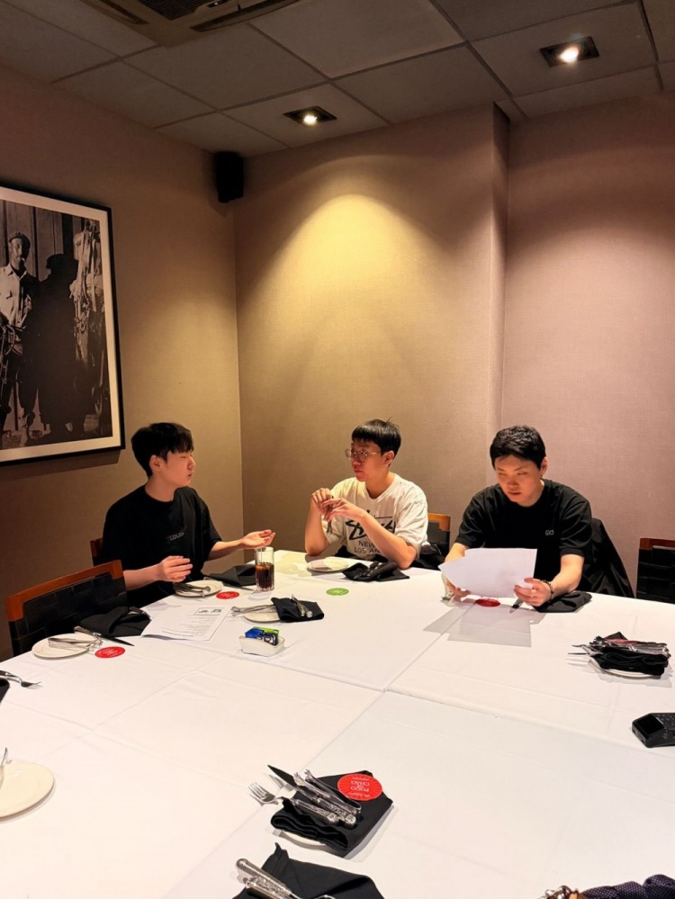 LOUD分享照片：和GEN选手们一起聚餐