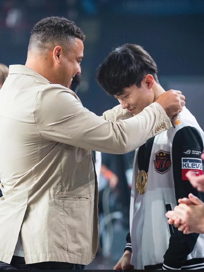 LOL官推晒照：回顾2017在巴西MSI